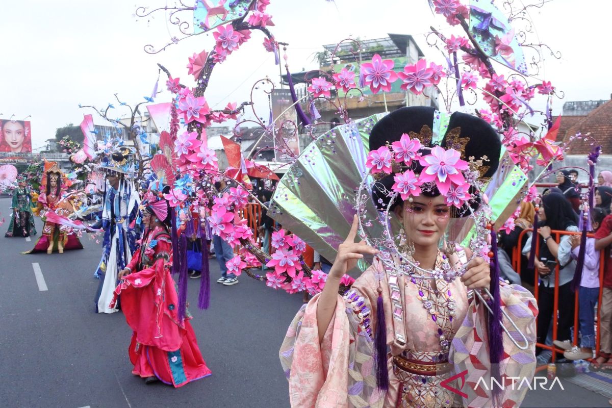 Humaniora kemarin, wisata alam Rinjani hingga karnaval busana JFC 2025