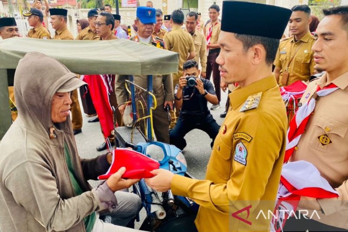 Pemkab Aceh Barat bagikan 3.500 lembar bendera merah putih untuk warganya