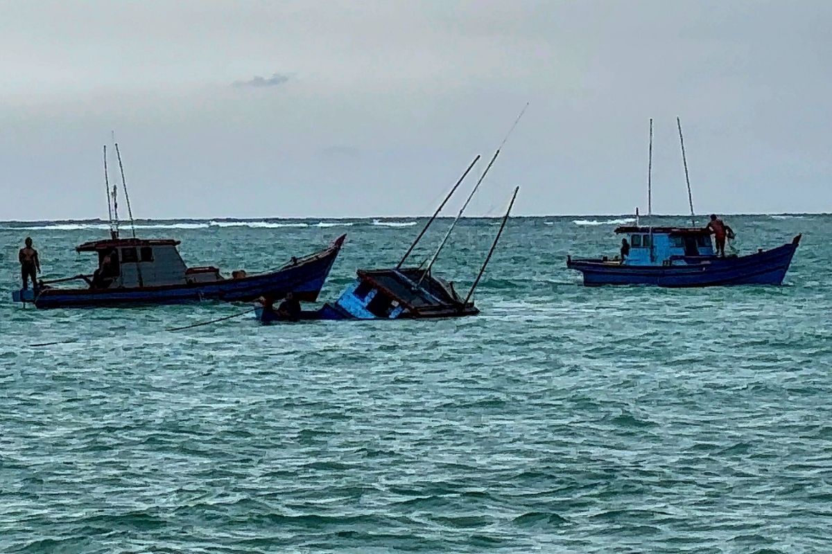KKP menyelamatkan kapal nelayan nyaris tenggelam di Laut Jawa