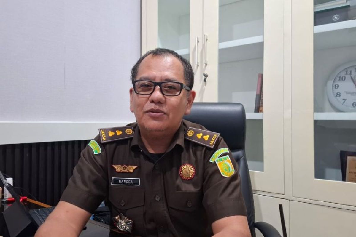 Kejati Banten terima empat tersangka korupsi sampah Tangsel dan 331 barbuk