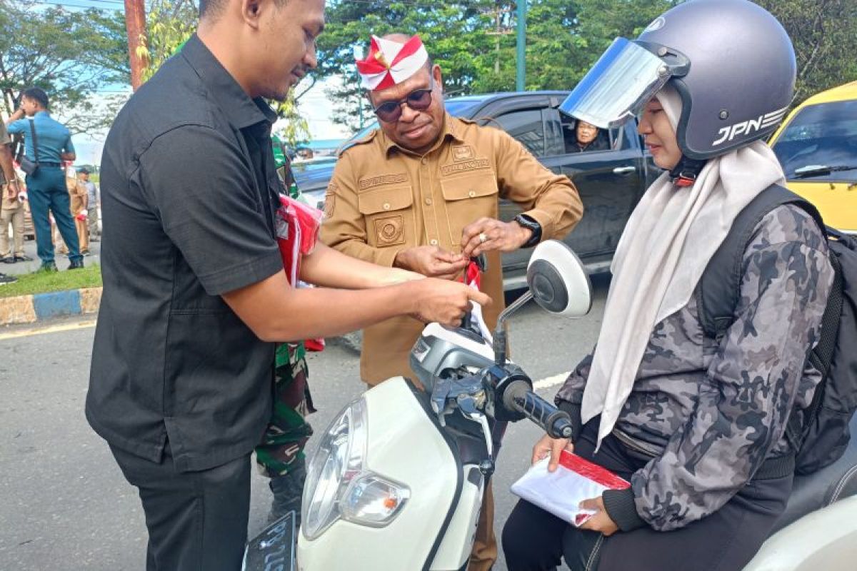 Wali Kota Sorong bagikan 3.729 bendera Merah Putih kepada masyarakat.