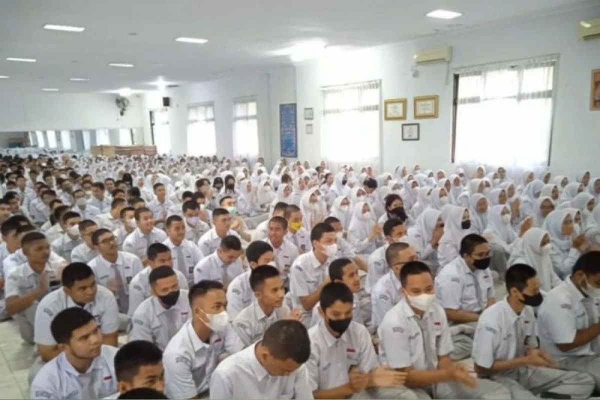 Program seragam sekolah gratis SMA di Riau untuk tahap awal untuk siswa kurang mampu