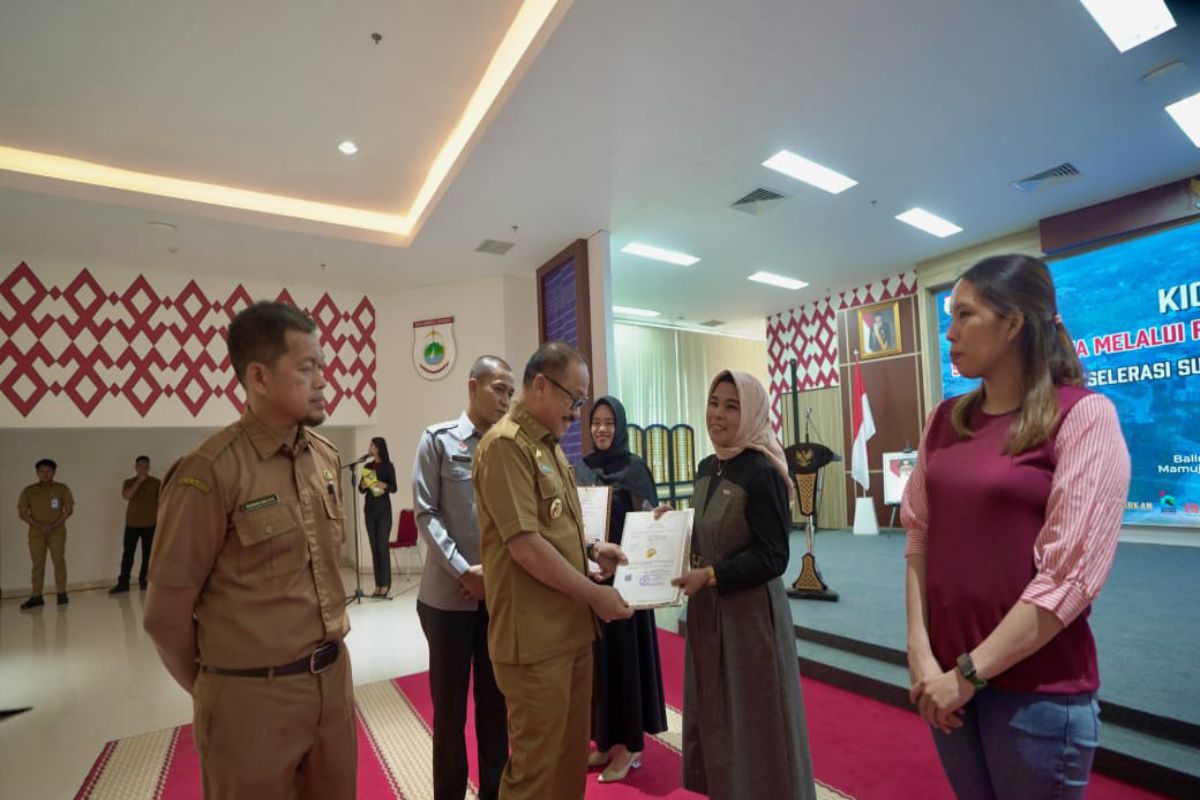 Pemprov Sulbar serahkan sertifikat merek dagang kepada 66 pelaku UMKM