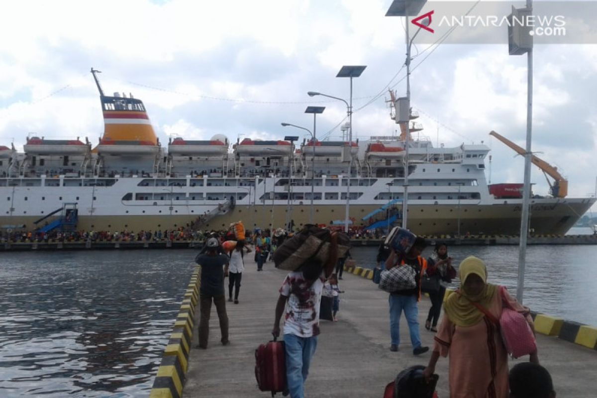 PELNI mendukung upaya pemadaman kebakaran KM Dorolonda