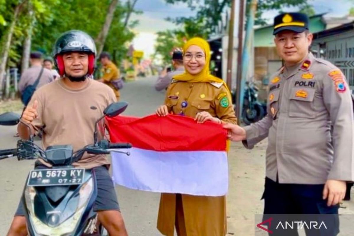 Polsek Tapin Utara bagi 500 bendera Merah Putih sambut HUT RI