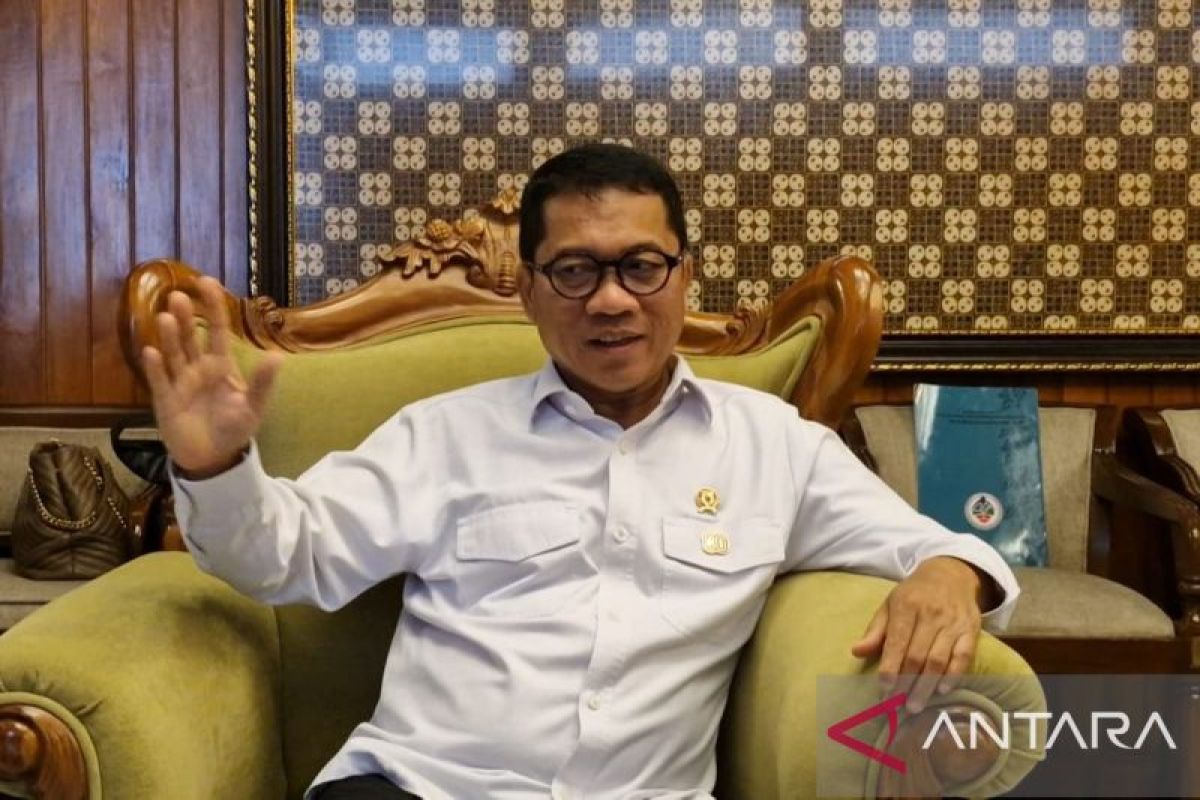 Mendes PDT menandatangani Permendes Pinjaman Kopdes Merah Putih