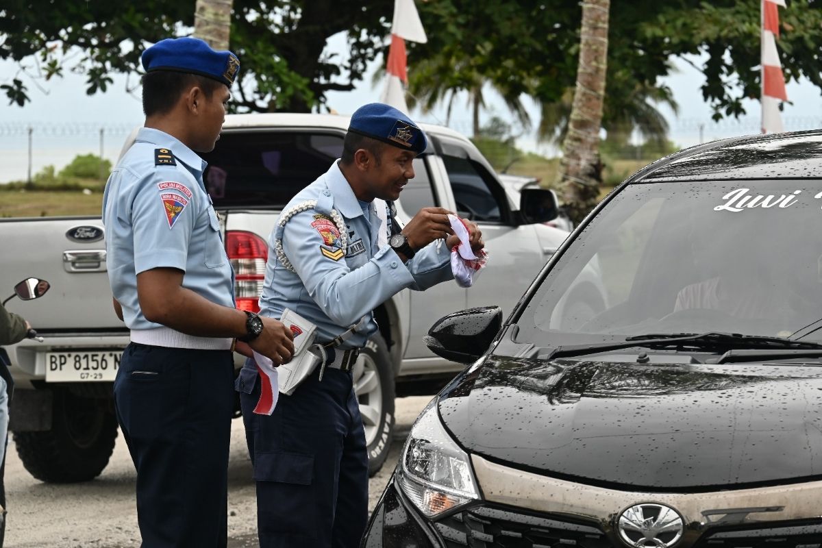 Lanud RSA Natuna bagikan 1.000 Bendera Merah Putih sambut HUT RI