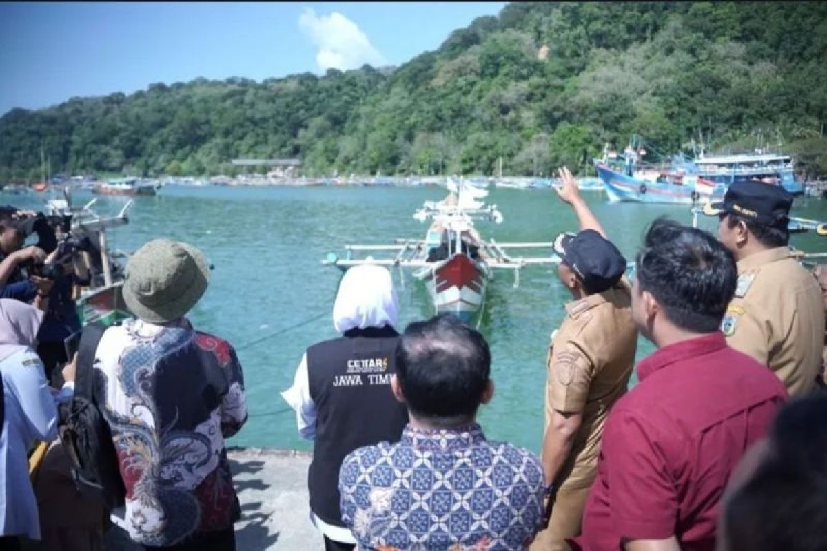 Gubernur Jatim berikan bantuan untuk nelayan di Pacitan