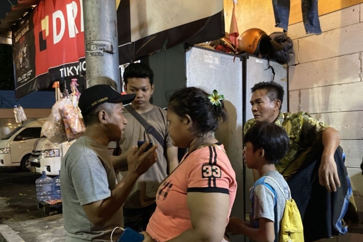 Dinsos DKI beri teguran persuasif Ibu-anak ngamen hingga tengah malam