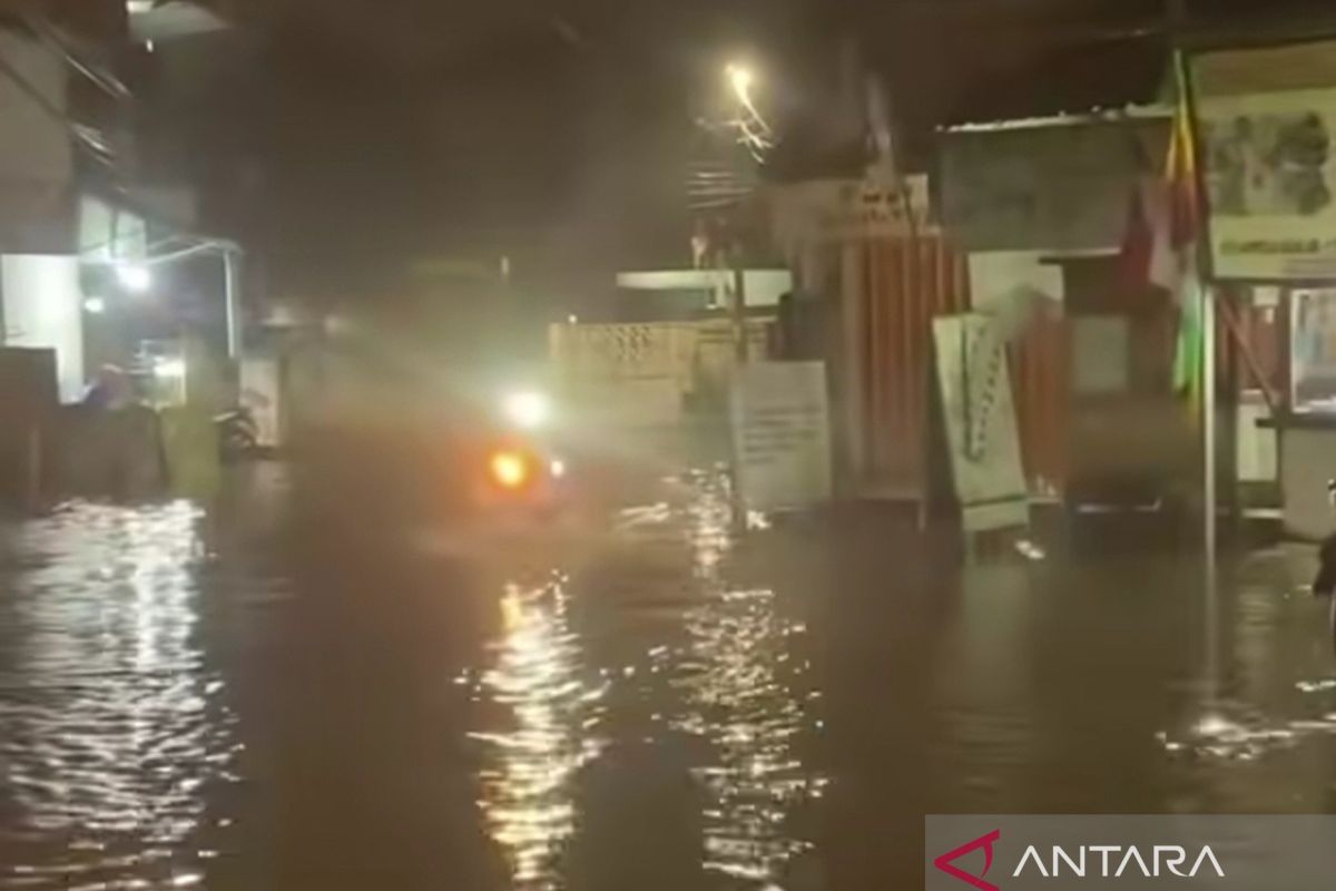 Hujan deras, sejumlah titik di Jakarta Barat masih terendam banjir