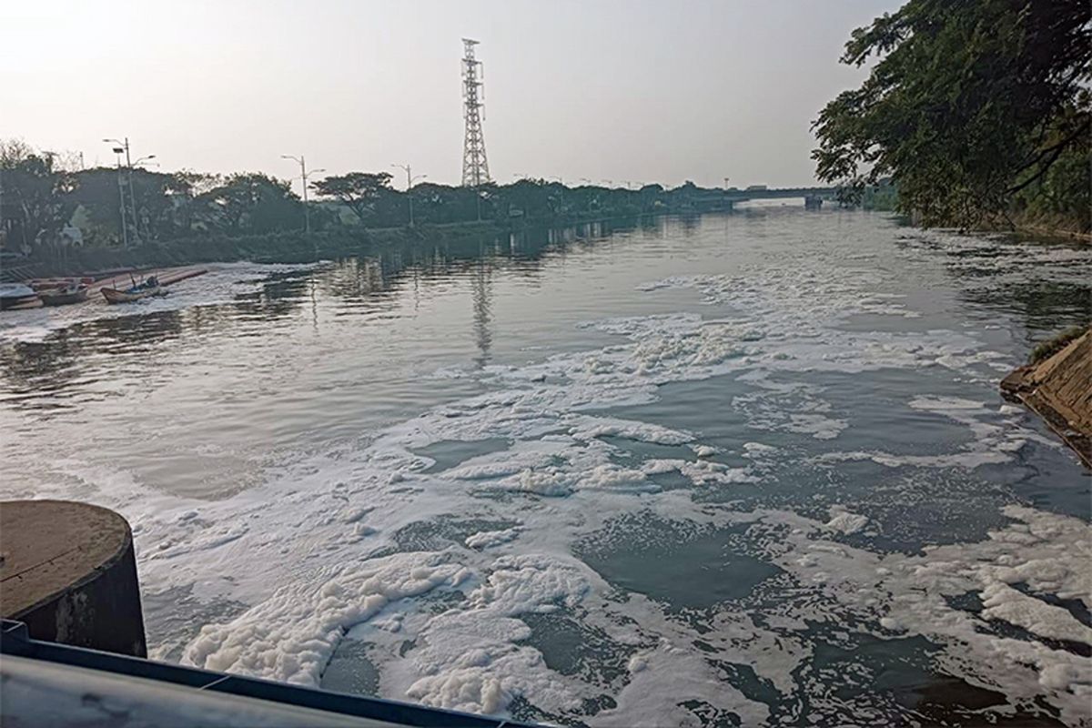 DLH DKI gelar simulasi penanggulangan busa di Pintu Air Wier 3
