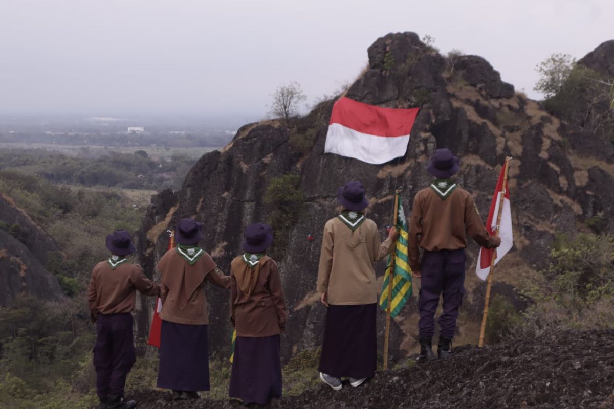 HW UMS kibarkan bendera merah putih raksasa di Tebing Gunung Sepikul untuk rayakan HUT ke-80 RI