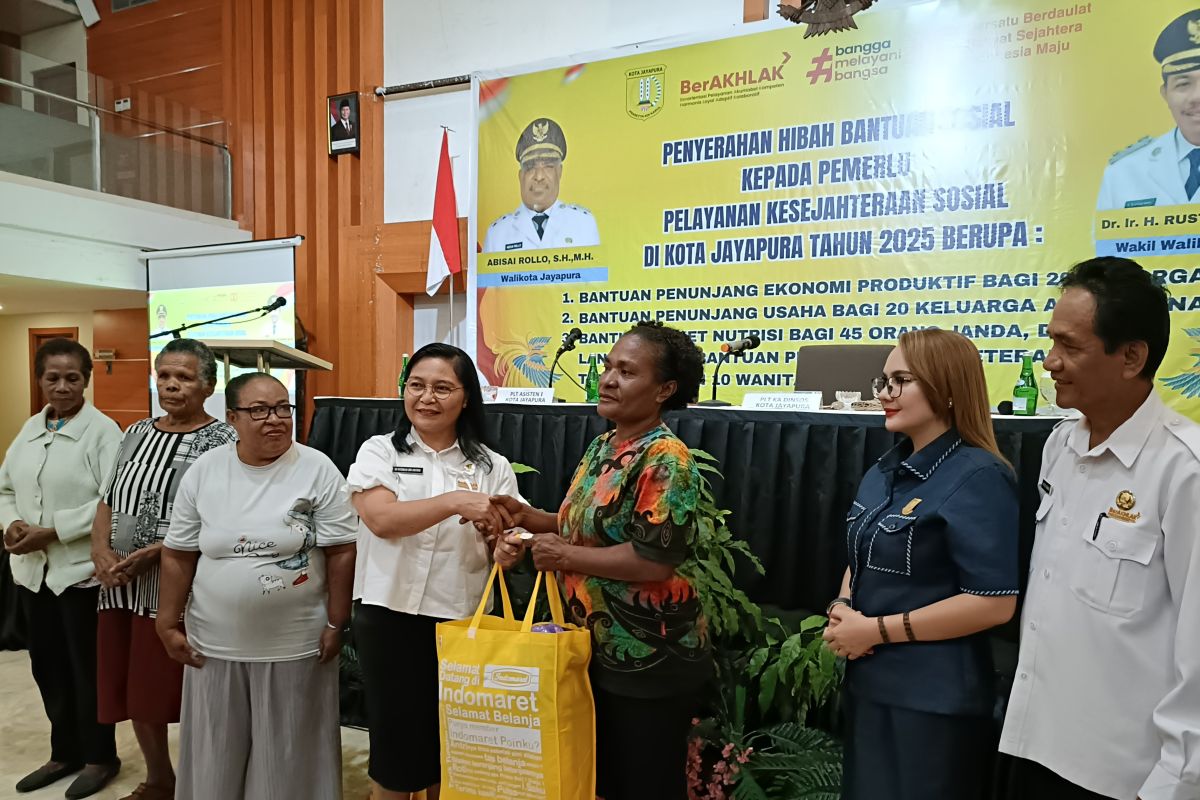 Jayapura serahkan bantuan bagi pemerlu pelayanan kesejahteraan sosial