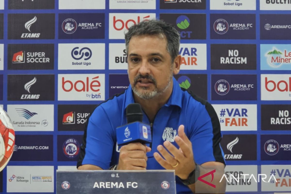 Pelatih Arema sebut alasan rekrut banyak pemain asing di lini belakang