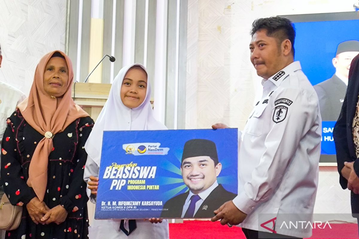Ketua Komisi II DPR RI dan Bupati HST salurkan 500 beasiswa PIP