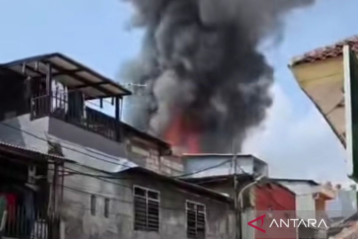 Kebakaran landa rumah tinggal dan tempat konveksi di Tambora Jakbar