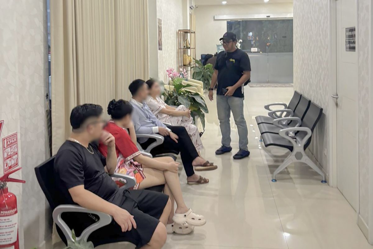 Imigrasi deportasi 11 warga Vietnam salahi izin tinggal di klinik PIK