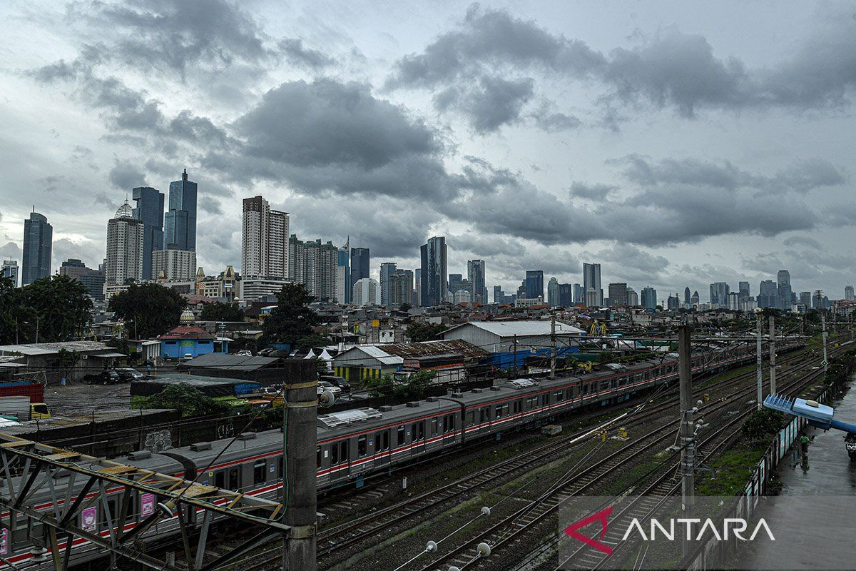 BMKG prakiraan awan tebal gelayuti Monas saat perayaan HUT RI