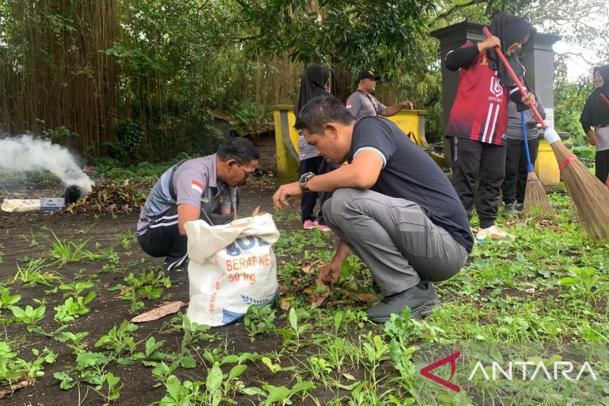 Petugas Lapas Banda kerja bakti bersihkan situs bersejarah sambut HUT Ke-80 RI