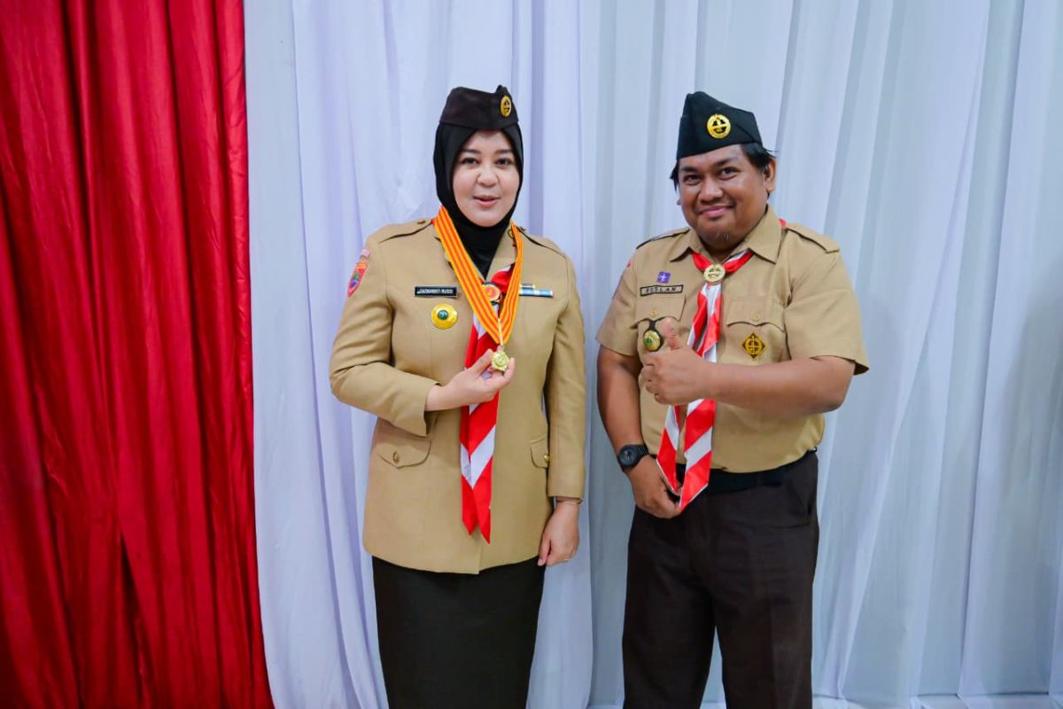 Wagub Sulsel menerima Lencana Melati dari Kwarnas Pramuka
