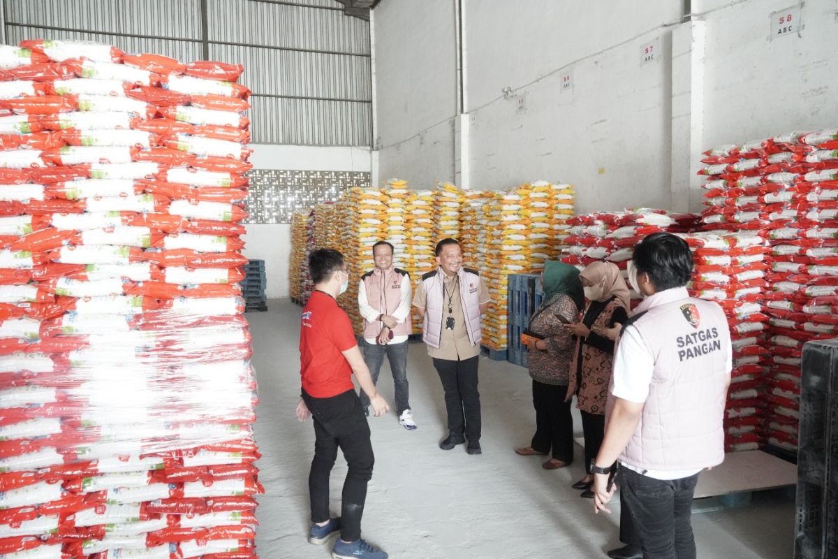 Polres dan Pemkot Jakbar inspeksi stok pangan di dua gudang
