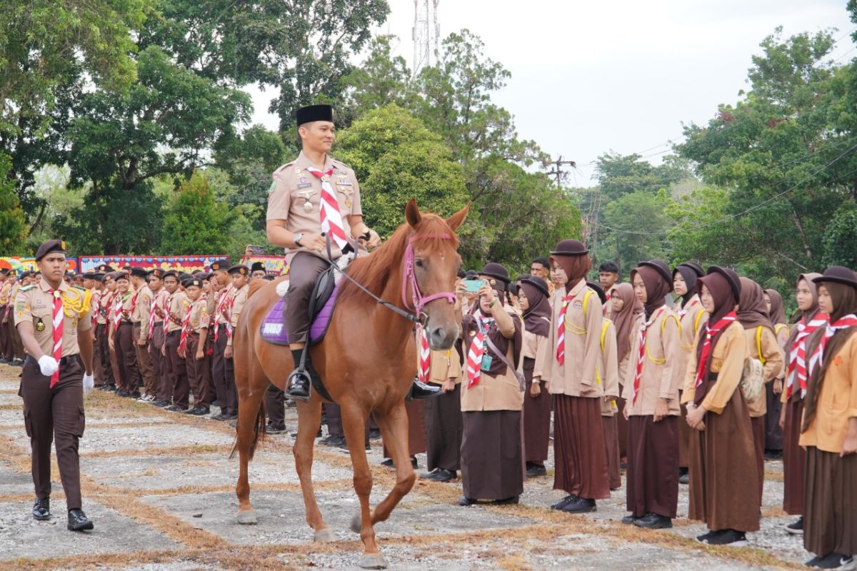 Bupati Kampar serahkan penghargaan kepada anggota berprestasi pada Hari Pramukake-64