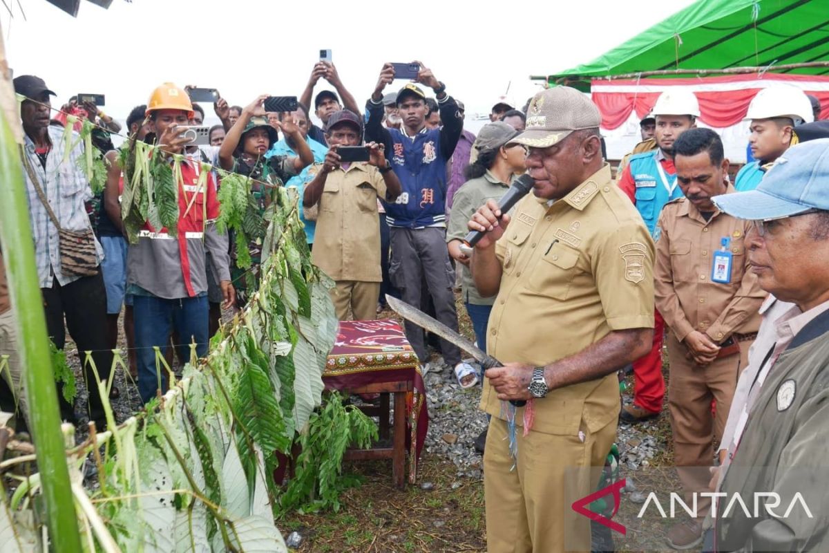 Warga dua kampung di Wondama nikmati penerangan malam hari