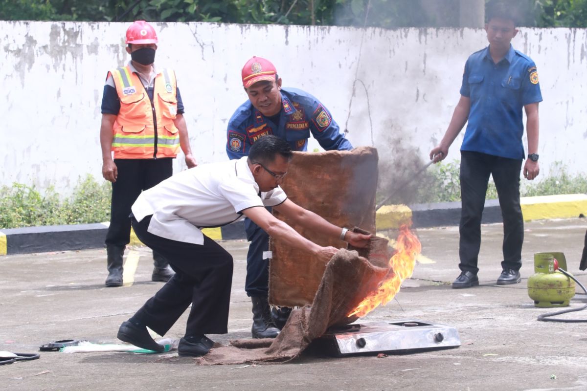 Semen Baturaja latih warga Ring 1 hadapi kebakaran dan bencana, wujud nyata peduli keselamatan masyarakat