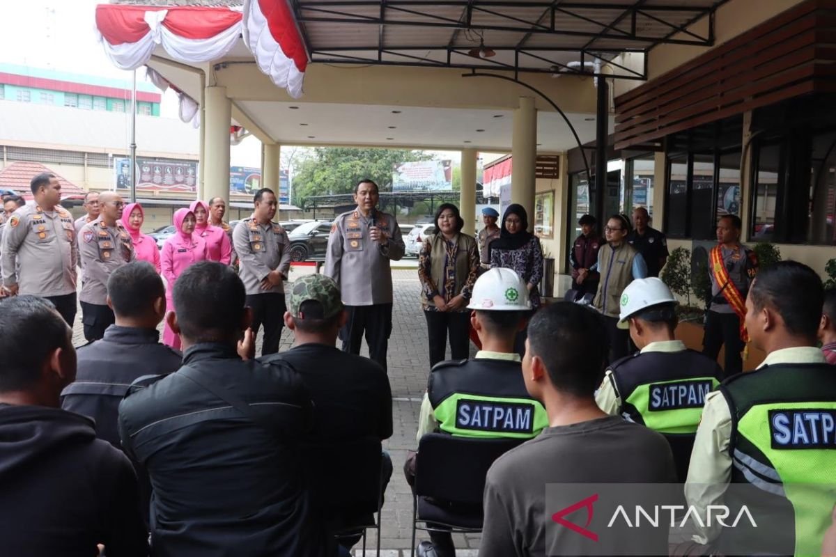 Polisi bantu warga beli beras premium dengan harga murah