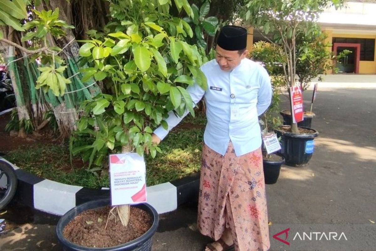 Bupati Kudus imbau  pemberian ucapan HUT RI dengan bibit tanaman