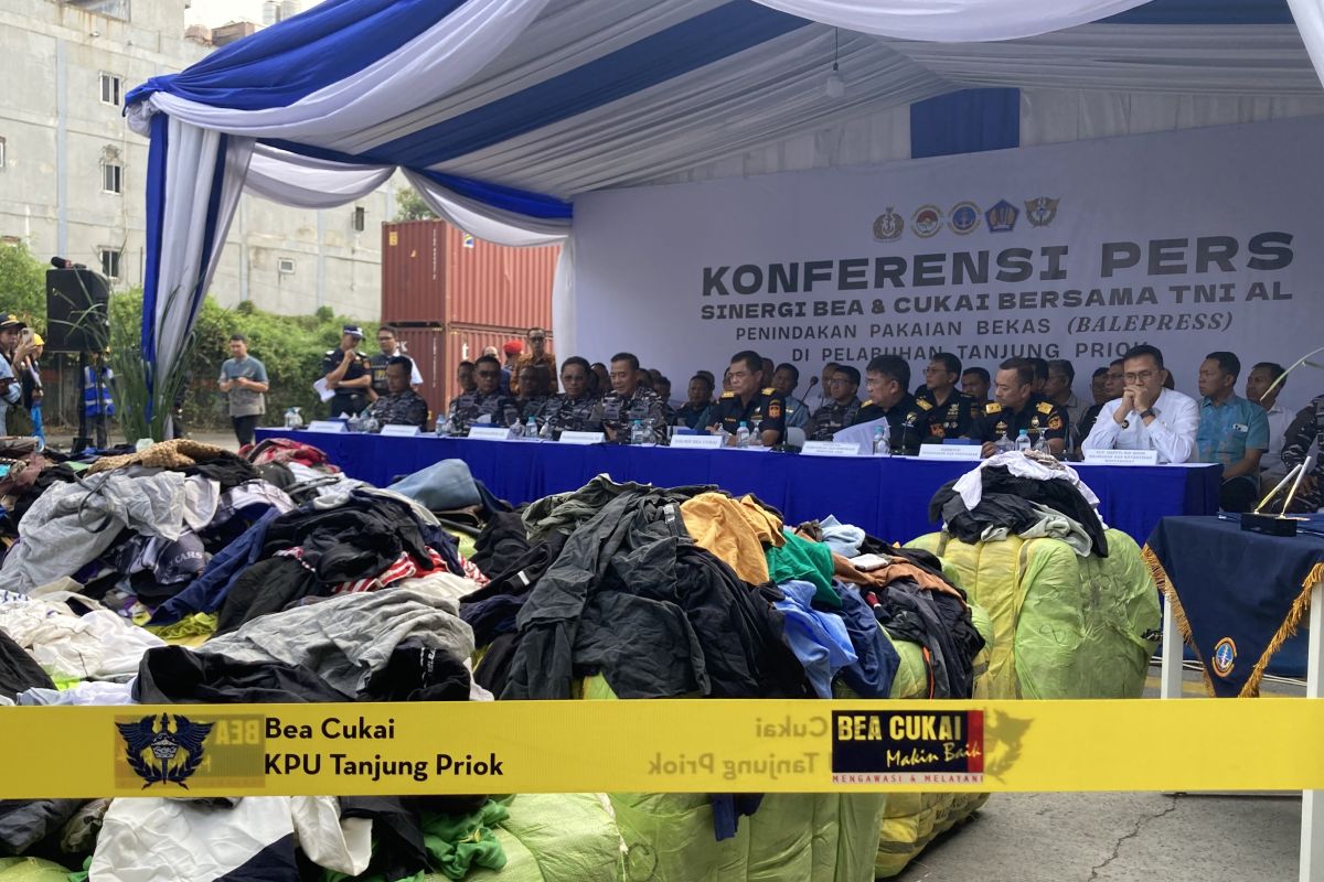 Bea Cukai-TNI AL mengamankan 755 balpres senilai Rp1,51 miliar