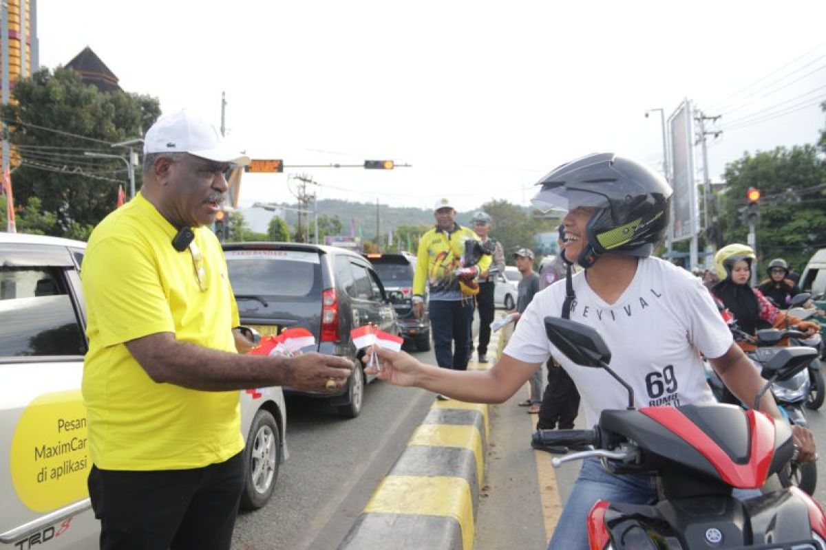 Pemkot Jayapura bagikan bendera Merah Putih kepada masyarakat