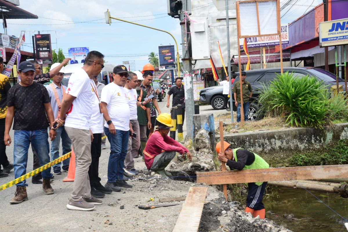 Pemprov Sumbar perbaiki irigasi bersisian di jalan nasional Padang-Bukittinggi atasi banjir