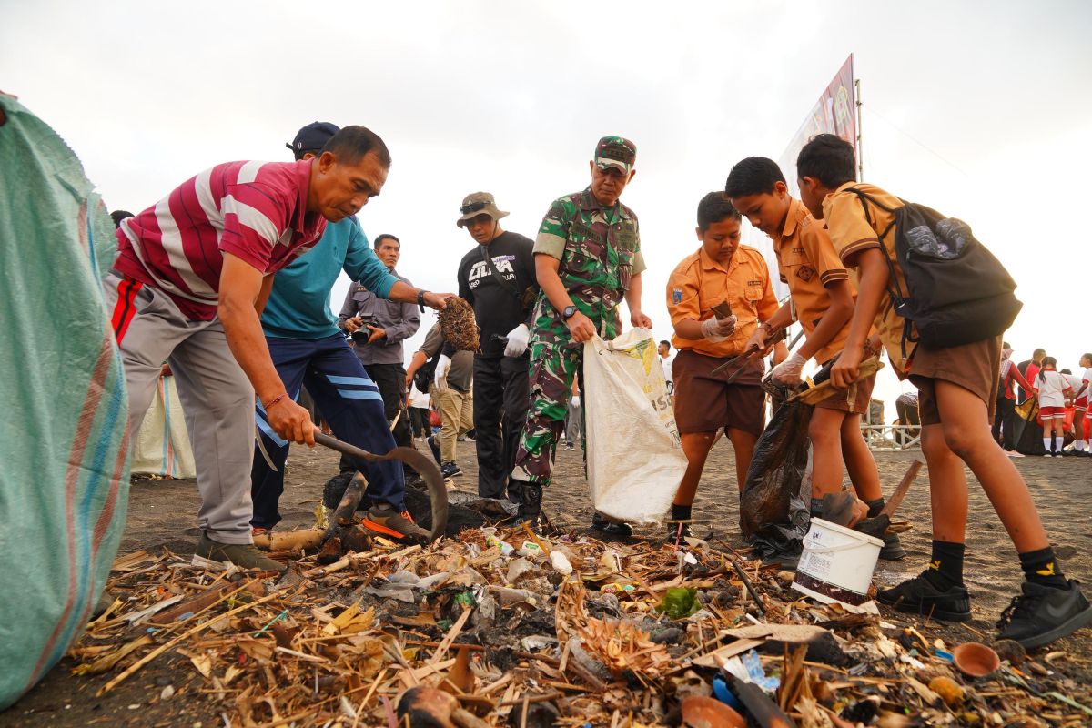 Ratusan prajurit Kodam Udayana bersihkan Pantai Lembeng dari sampah