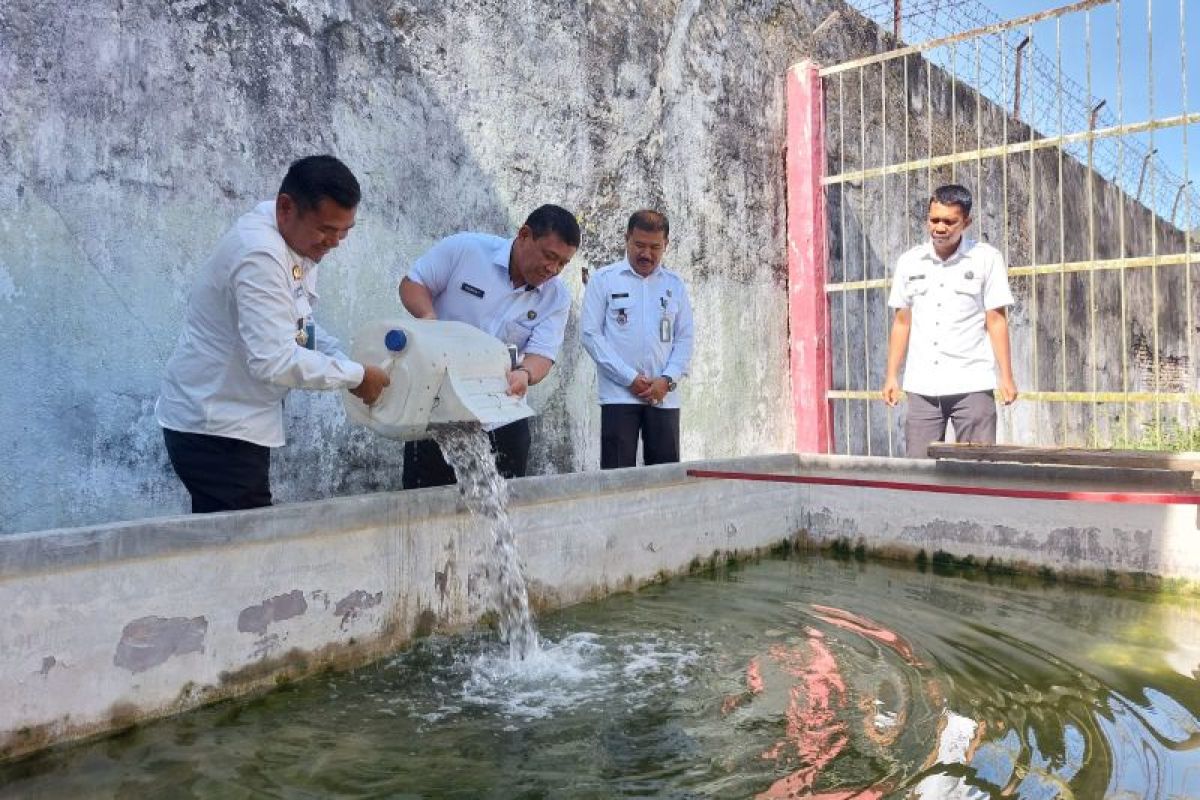 Monev Kakanwil Ditjenpas Sumbar tabur benih 1.500 ekor ikan lele di Rutan Lubuk Sikaping