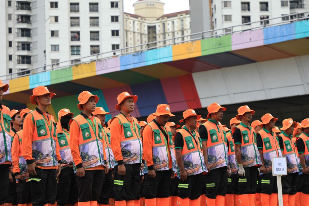 Jakarta mobilizes 1,800 sanitation workers for RI’s 80th cleanup