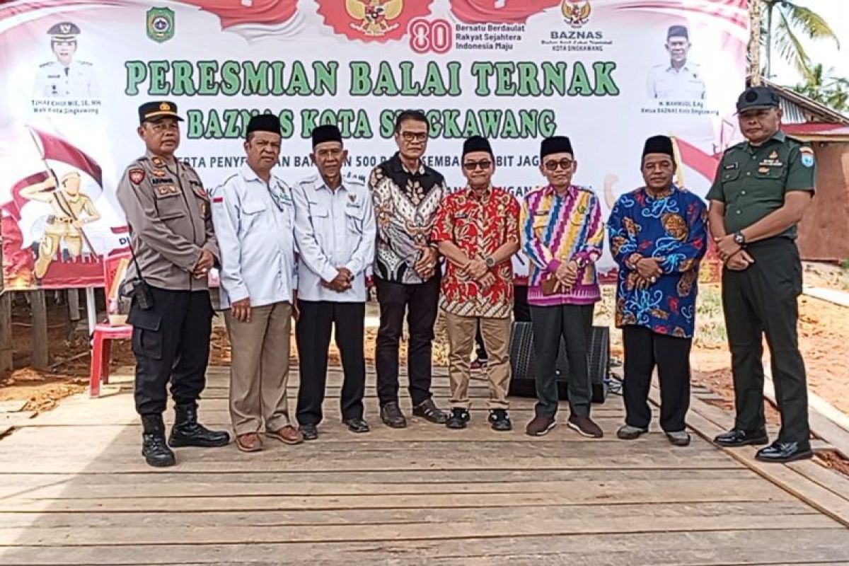 Baznas Singkawang bantu kaum dhuafa dan meresmikan balai ternak