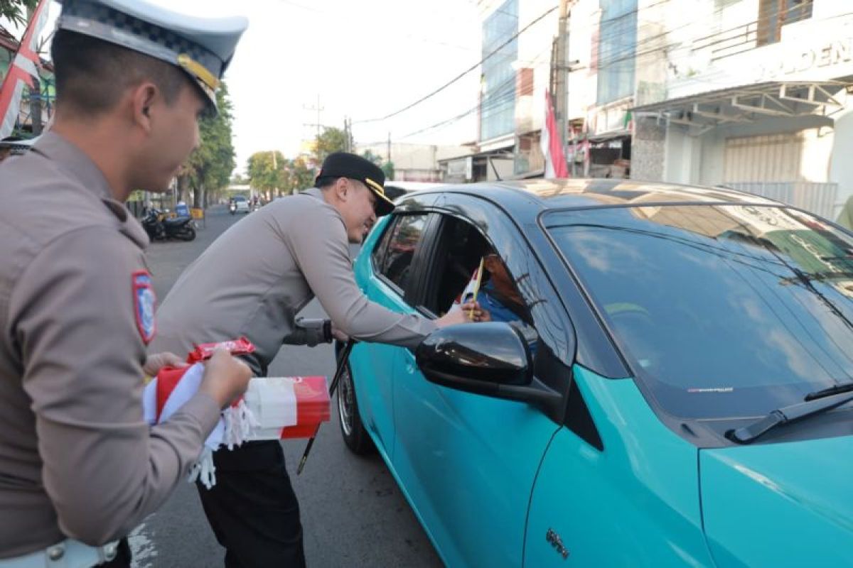 Kapolres-Wakapolres Jember turun ke jalan bagikan bendera merah putih