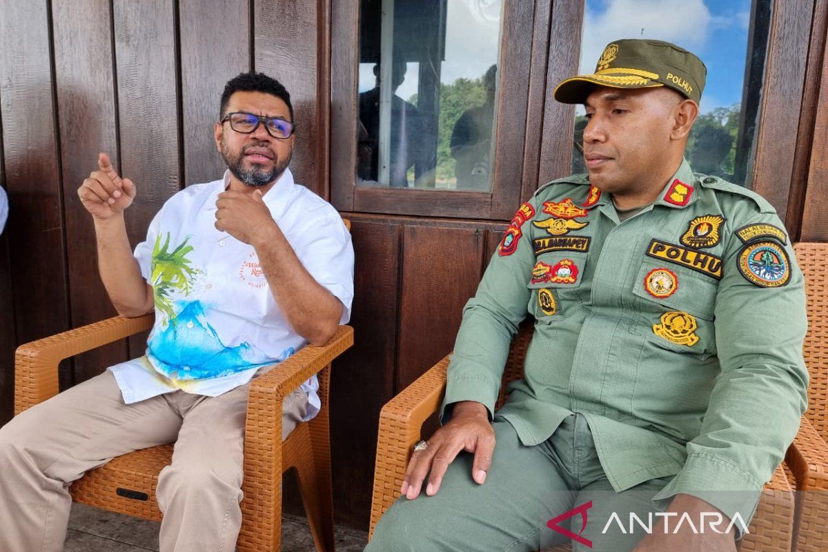 Filep Wamafma: Zonasi wisata di TN Teluk Cenderawasih perlu kajian terbuka