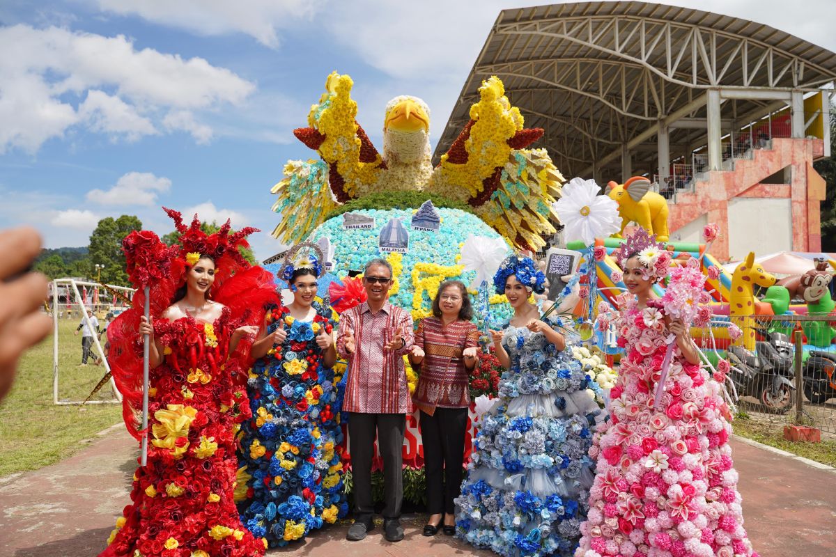Mobil Hias milik BI Sulut terbaik kategori 'Big Float' dan Stand UMKM Favorit