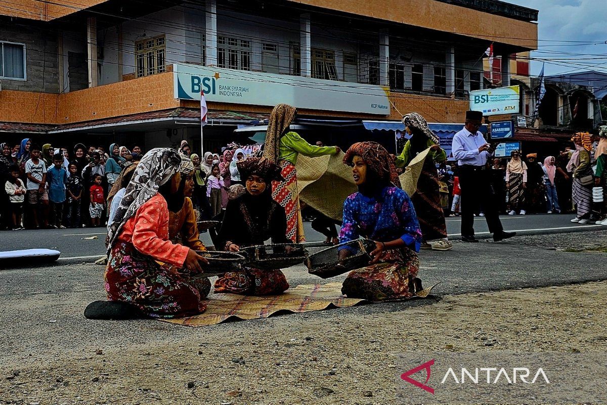 Natuna lestarikan tradisi melalui pawai budaya
