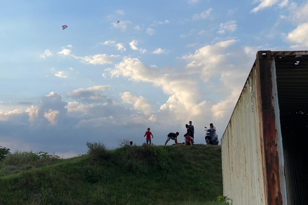 Warga Mataram masih melestarikan permainan layangan