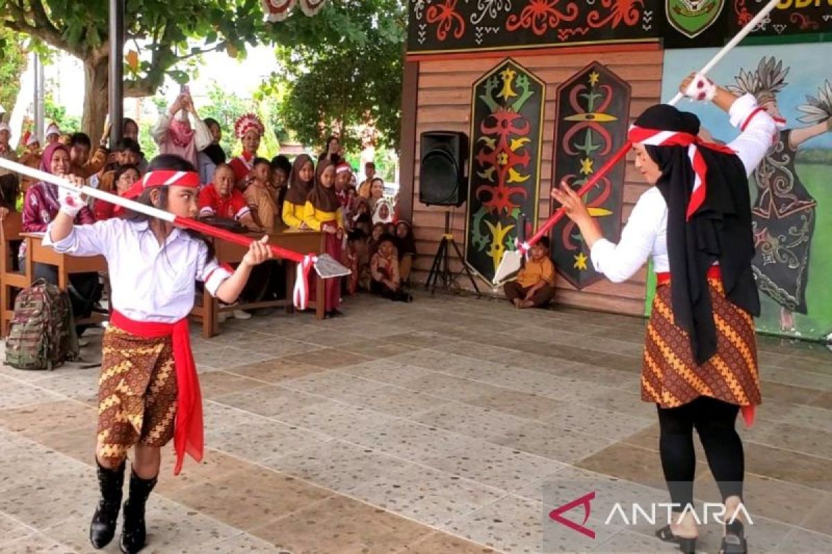 Ibu dan anak di Kotim kompak unjuk kreasi lomba peragaan busana HUT RI