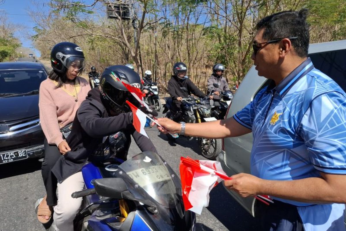 Personel Lanud El Tari membagikan 8.000 bendera sambut HUT RI