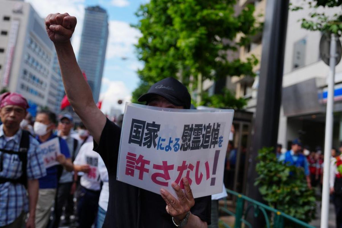 PM Jepang Kirim Persembahan ke Kuil Yasukuni di Tengah Aksi Protes