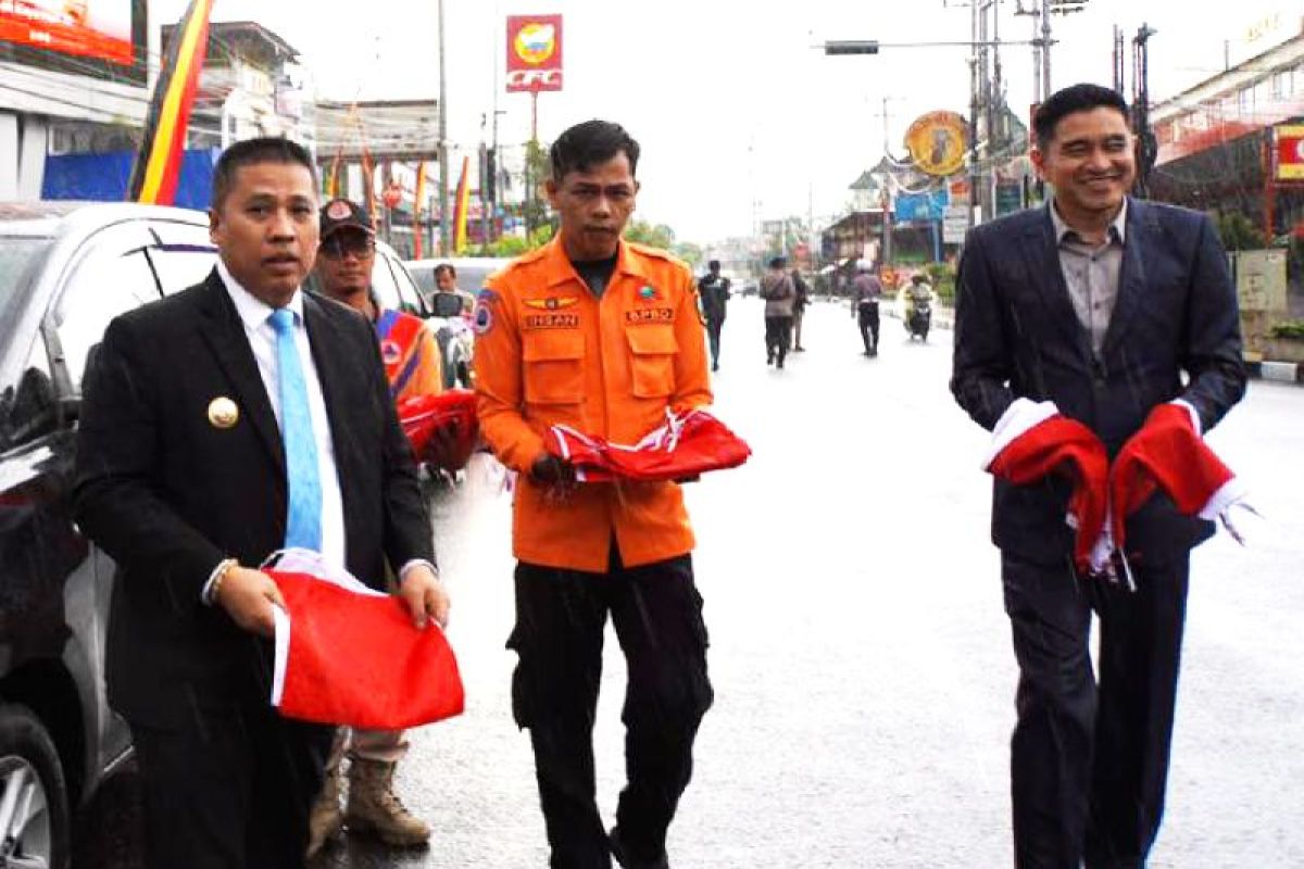 Hidupkan nilai-nilai kemerdekaan,Wako Padang Panjang berbagi Bendera Merah Putih