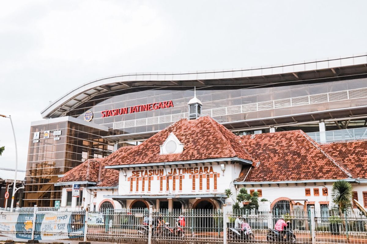 10 KA berhenti di Stasiun Jatinegara saat HUT ke-80 RI 