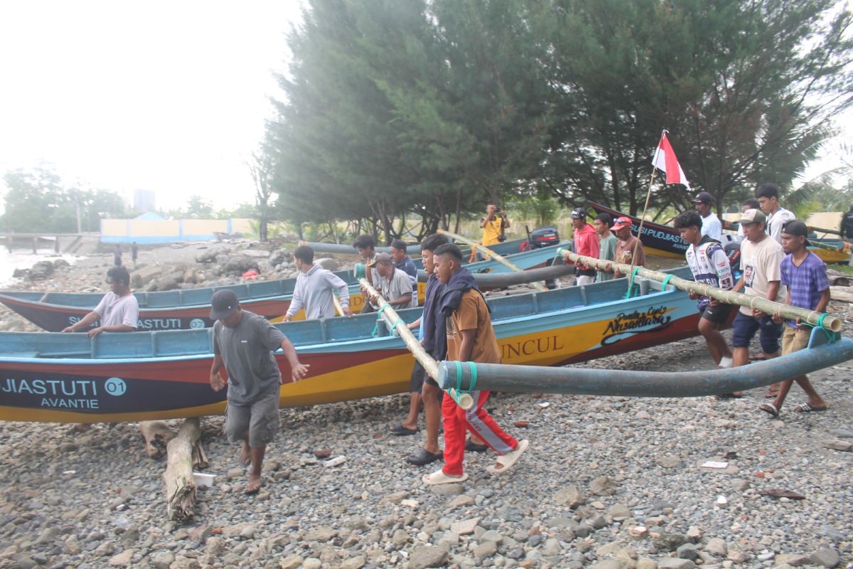 Ditpolairud dan Pandu Laut Nusantara serahkan bantuan perahu sambut HUT RI