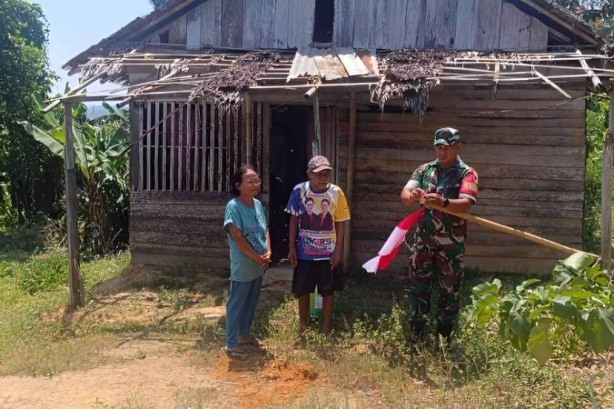 Kodim-Poso bagikan bendera dan beras kepada warga sambut HUT ke-80 RI