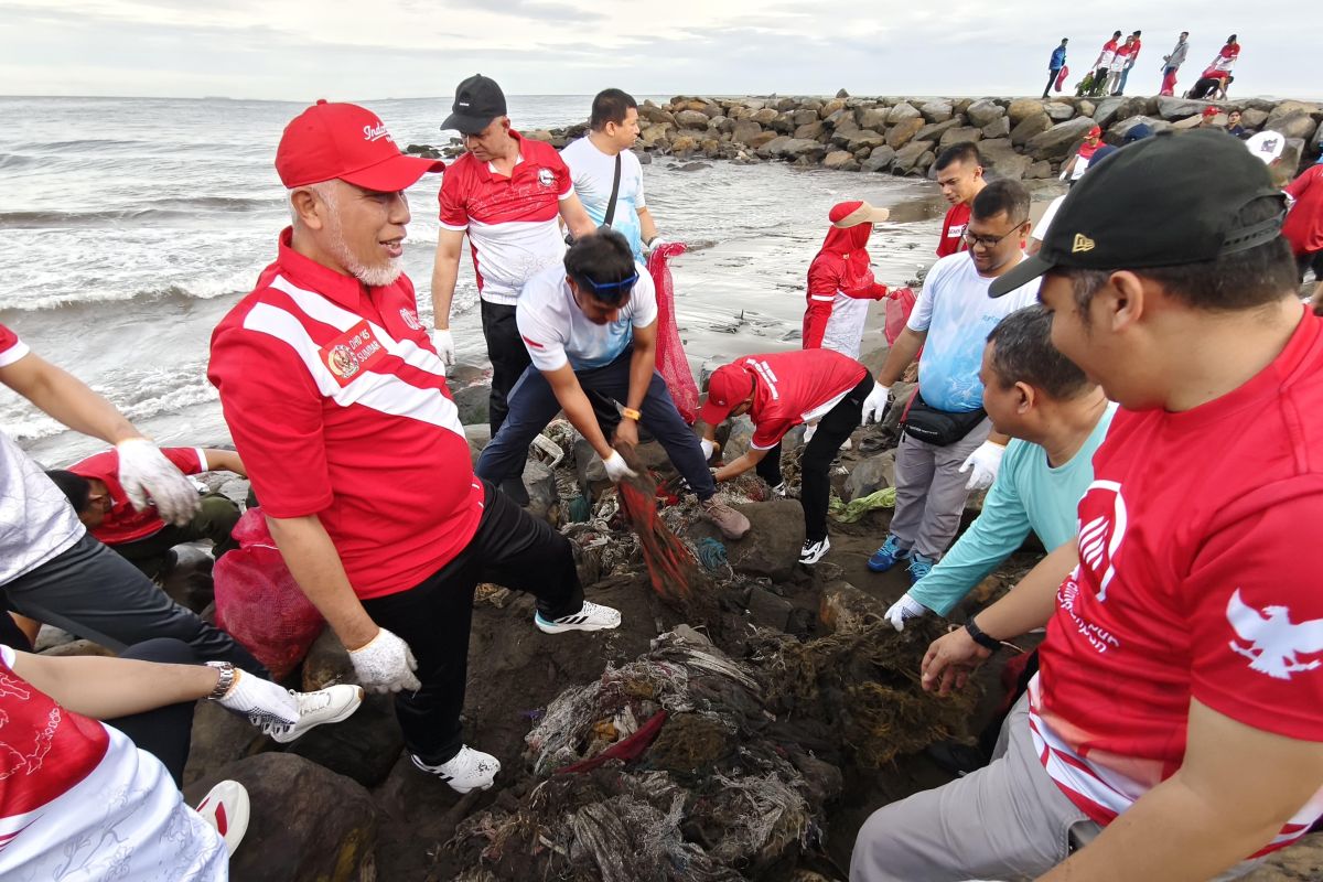 Paguyuban Pimpinan instansi vertikal Sumatera Barat bersihkan sampah Pantai Padang, PLN aktif terlibat